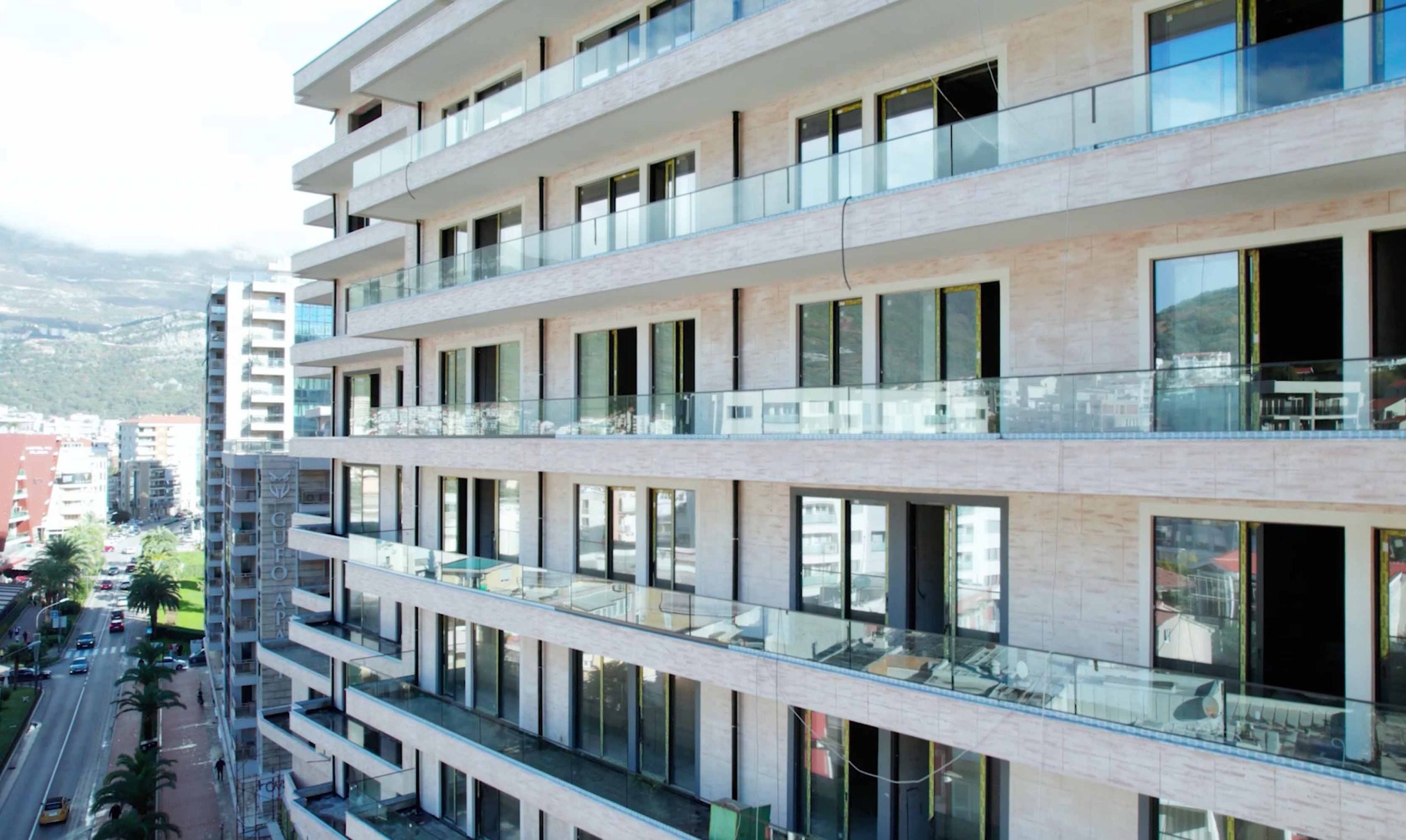 Snimak ekrana Luksuzne nekretnine na prodaju u Porto Budvi — Crna Gora
