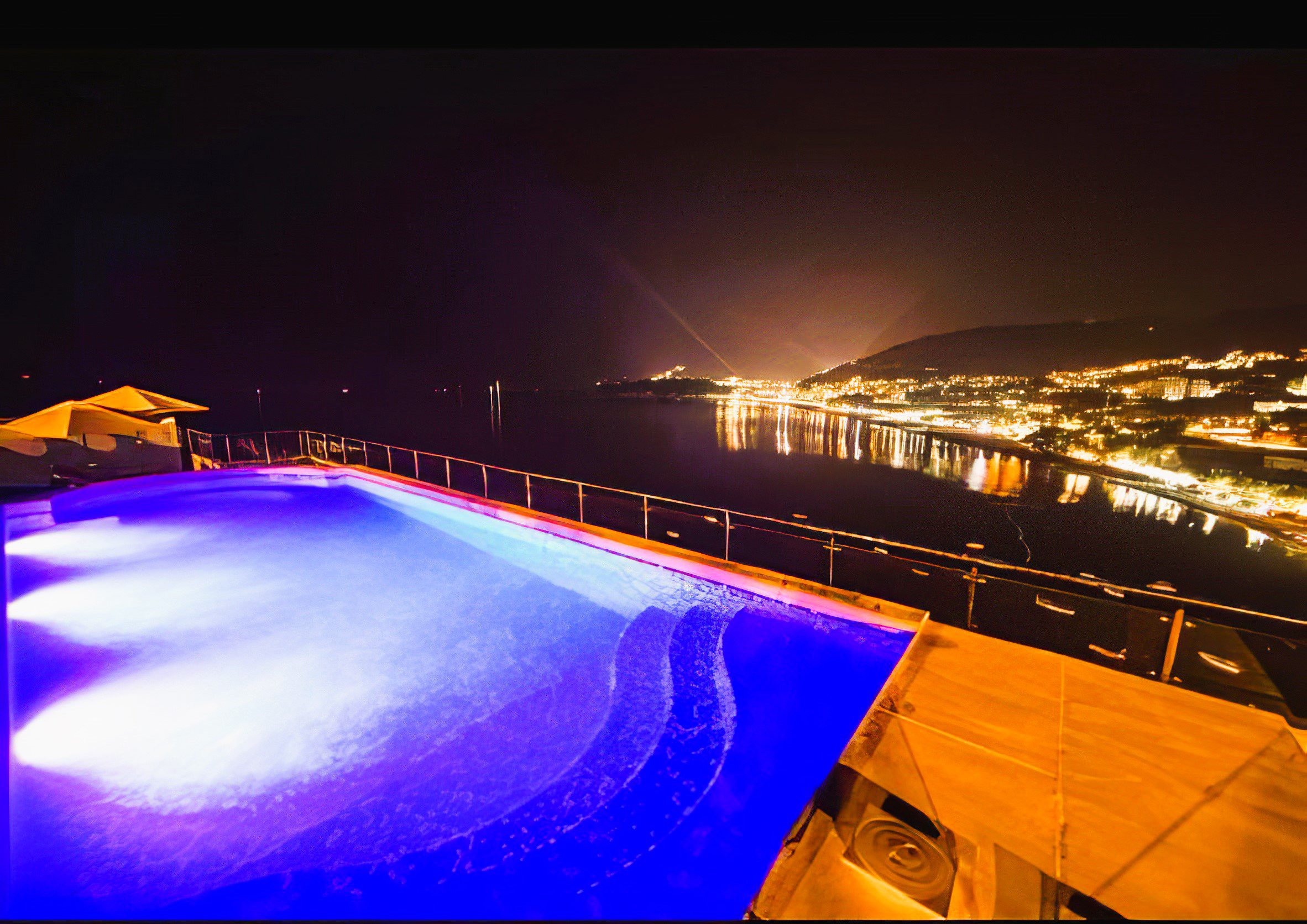 Montenegro Estates (2) Przestronne mieszkanie na plaży w Rafailovici — Czarnogóra