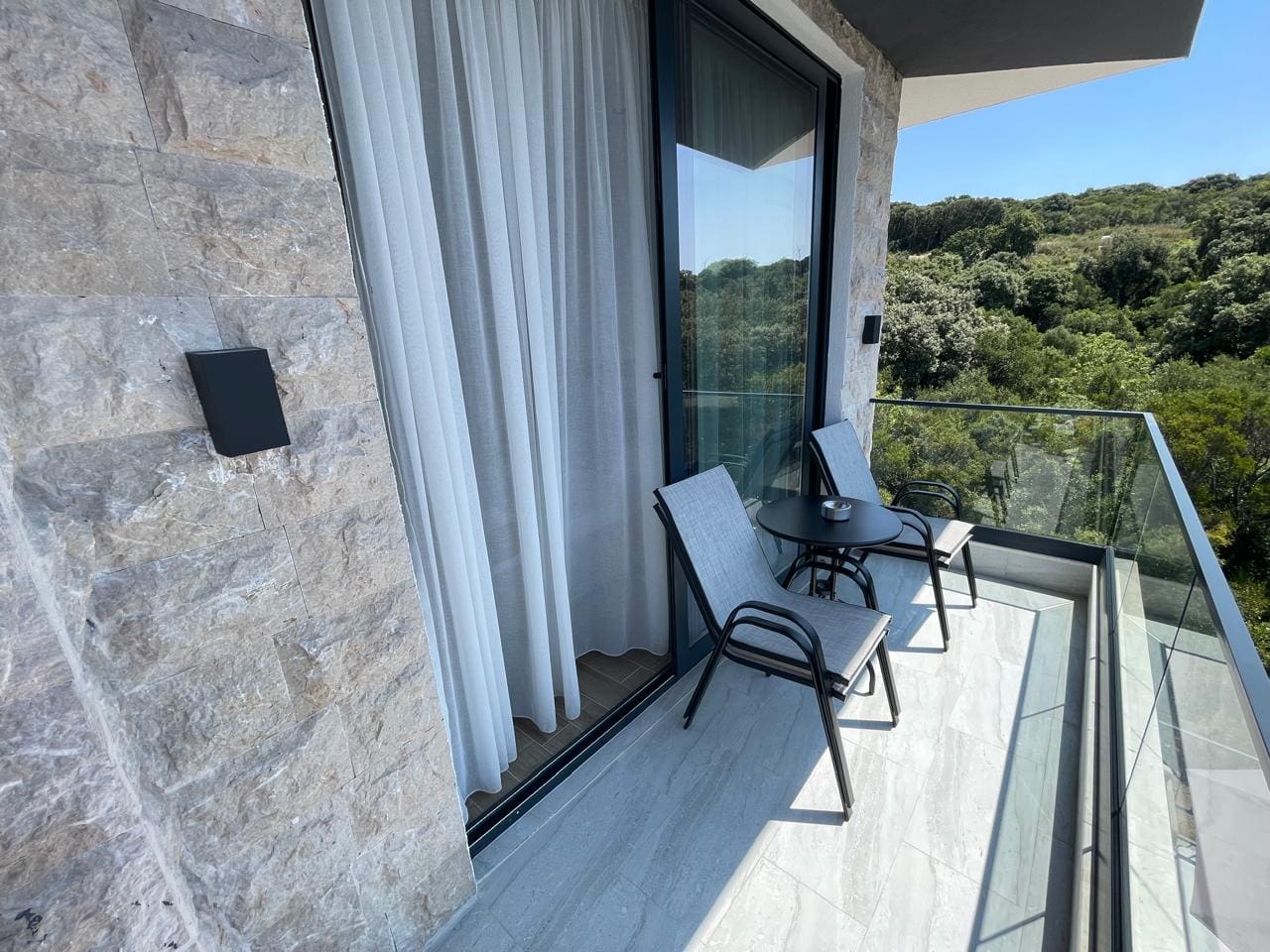 MREproperty (23) Moderna pametna kuća na prodaju u Dobroj Vodi — Crna Gora