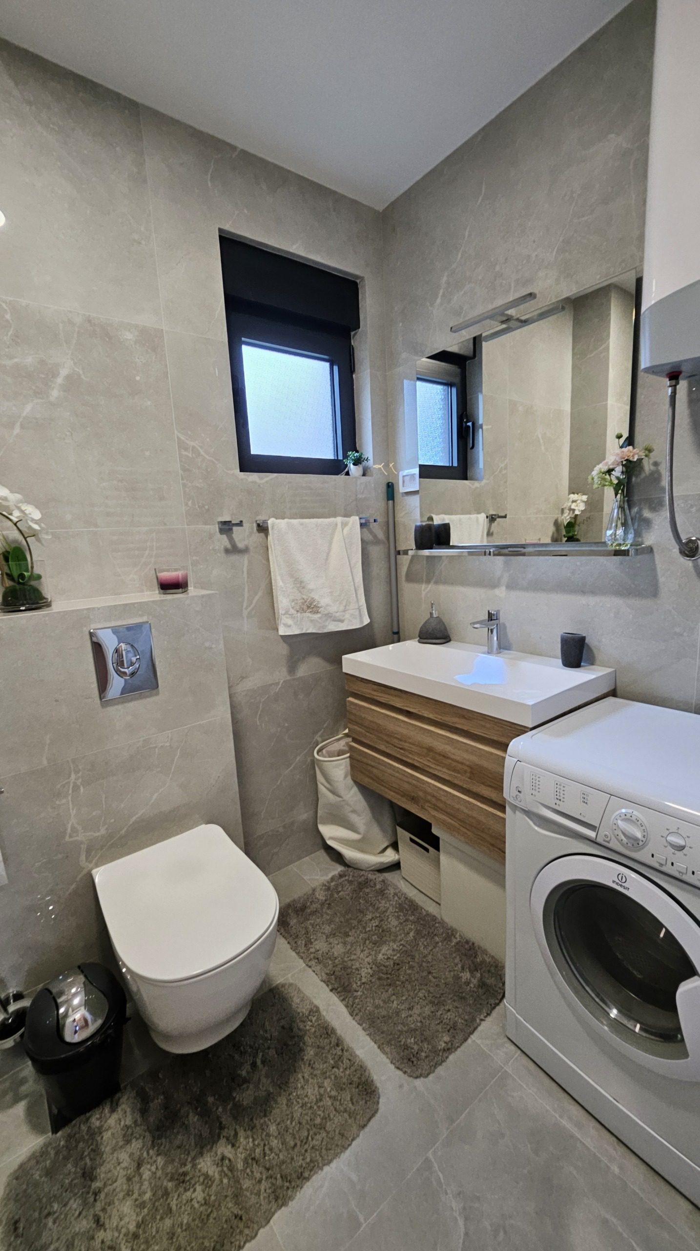 MREproperty (42) Сучасна мебльована квартира з видом на море в Будві — Чорногорія