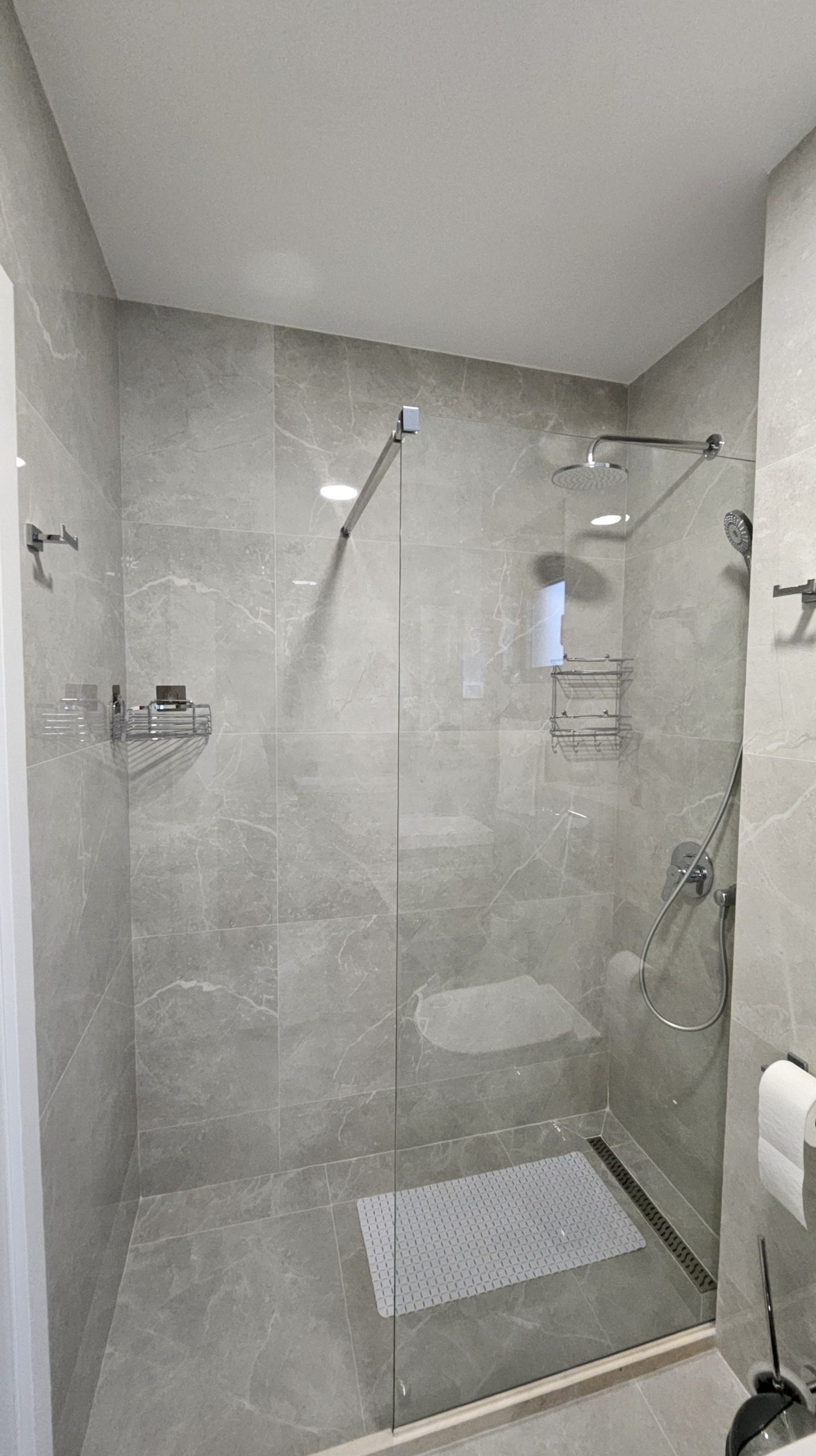 MREproperty (43) Сучасна мебльована квартира з видом на море в Будві — Чорногорія