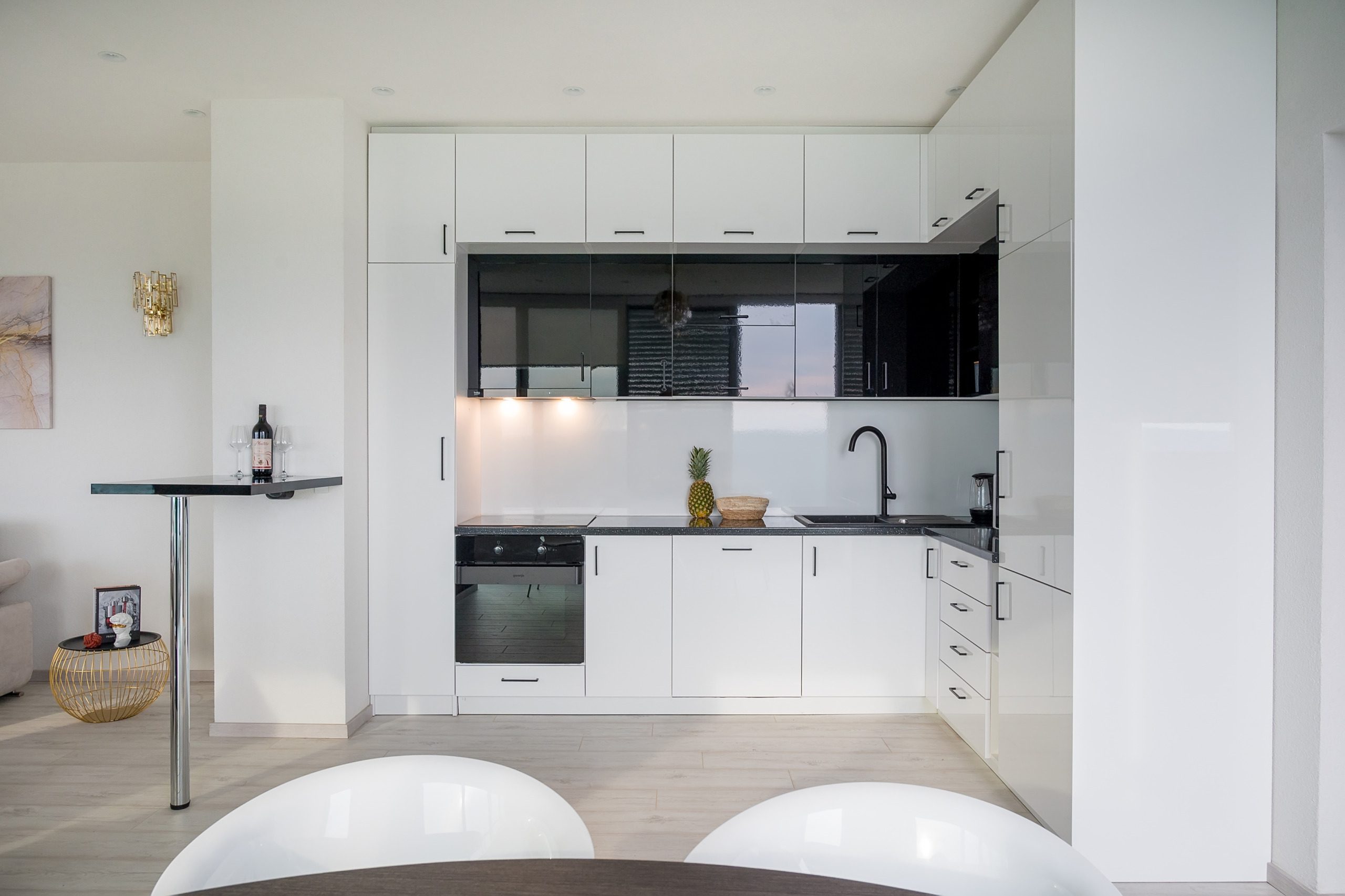www.veri.me Atemberaubende neue Villa mit spektakulärem Blick auf die Bucht von Tivat — Montenegro