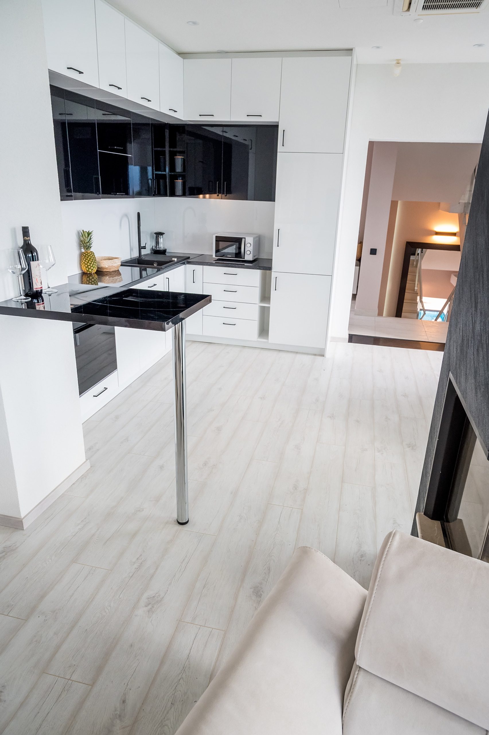 www.veri.me Atemberaubende neue Villa mit spektakulärem Blick auf die Bucht von Tivat — Montenegro