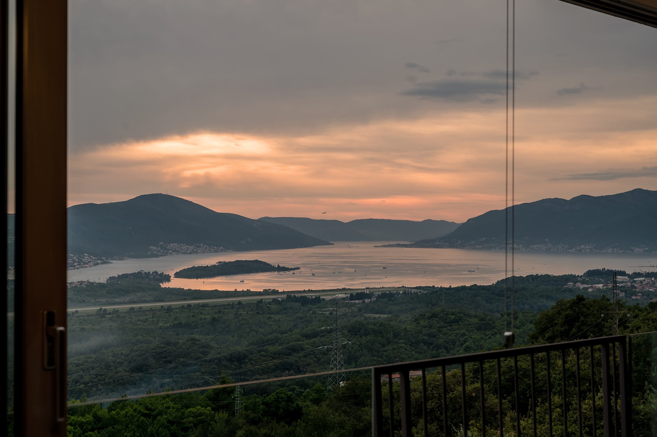 www.veri.me Atemberaubende neue Villa mit spektakulärem Blick auf die Bucht von Tivat — Montenegro