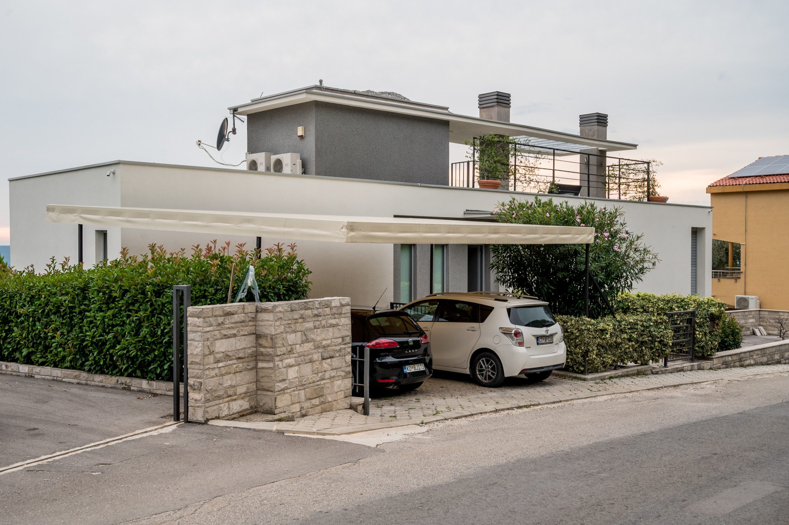 www.veri.me Atemberaubende neue Villa mit spektakulärem Blick auf die Bucht von Tivat — Montenegro