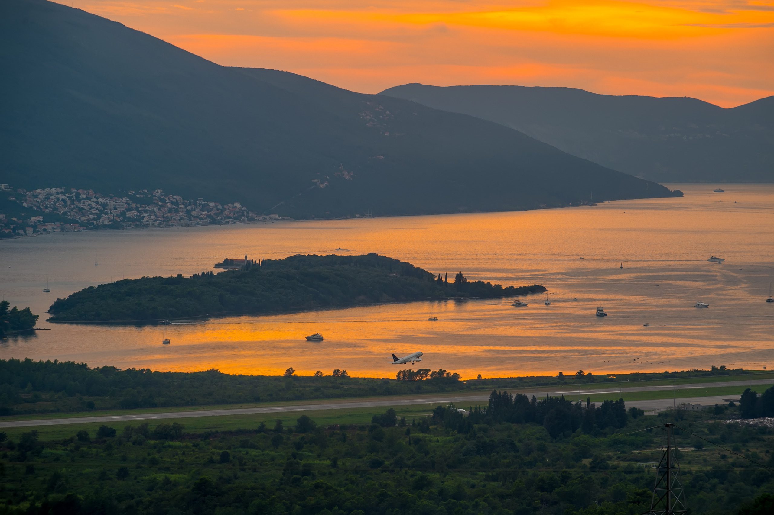 www.veri.me Atemberaubende neue Villa mit spektakulärem Blick auf die Bucht von Tivat — Montenegro