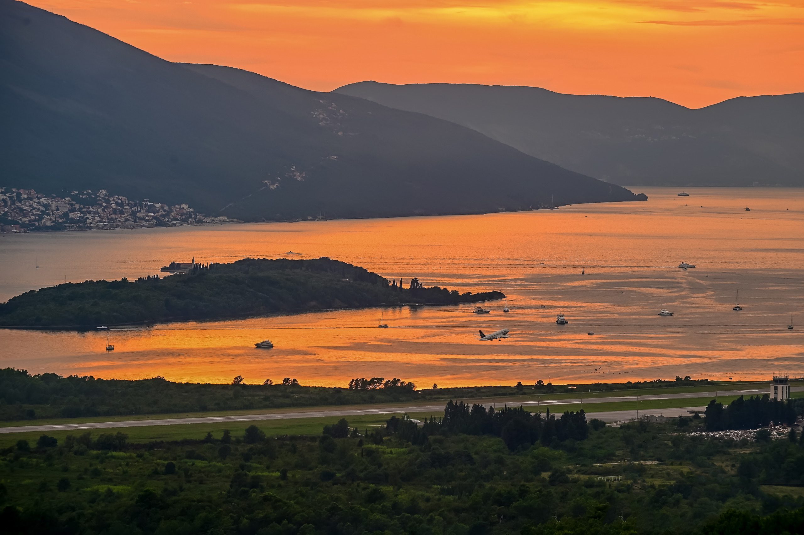 www.veri.me Atemberaubende neue Villa mit spektakulärem Blick auf die Bucht von Tivat — Montenegro