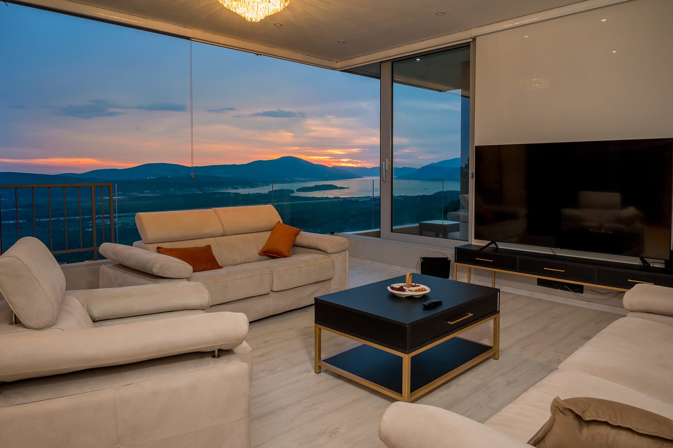 www.veri.me Atemberaubende neue Villa mit spektakulärem Blick auf die Bucht von Tivat — Montenegro