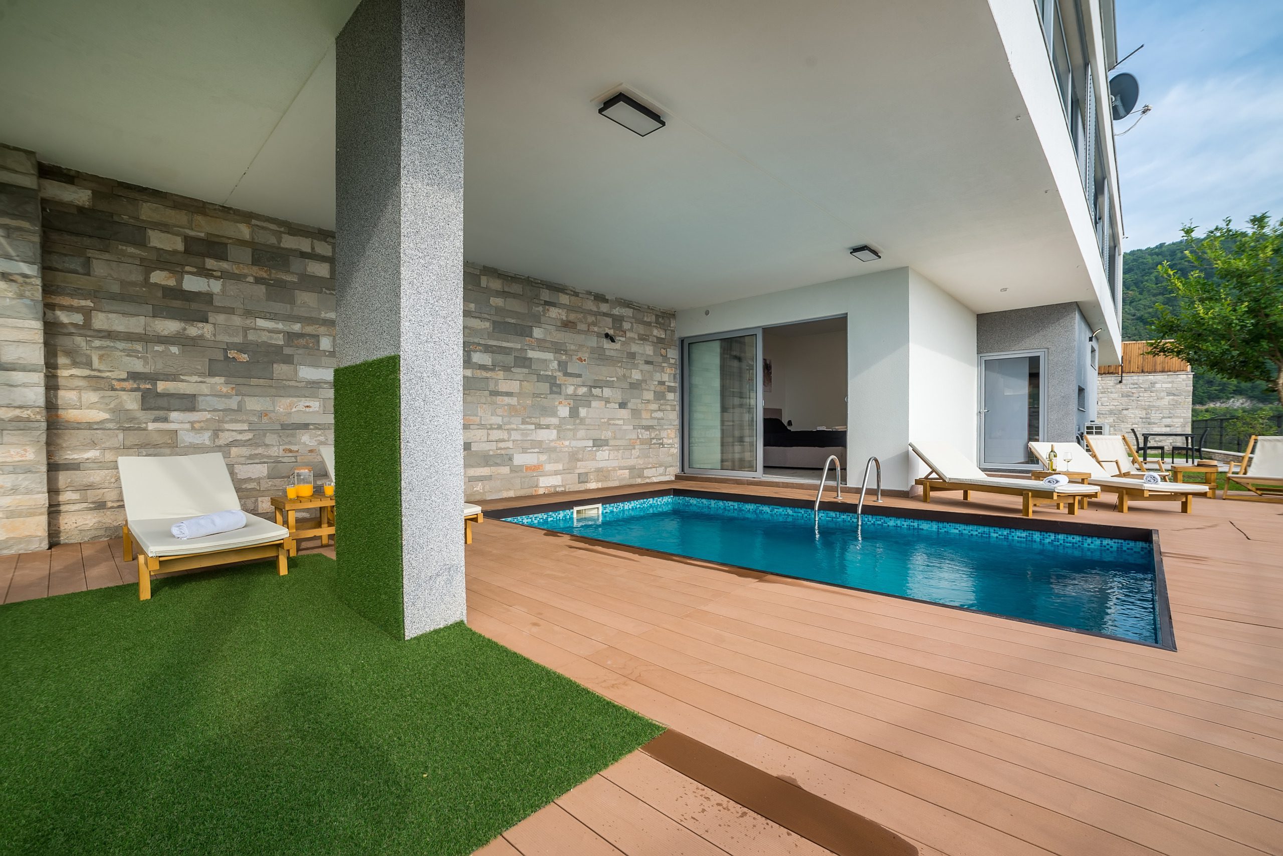 www.veri.me Atemberaubende neue Villa mit spektakulärem Blick auf die Bucht von Tivat — Montenegro