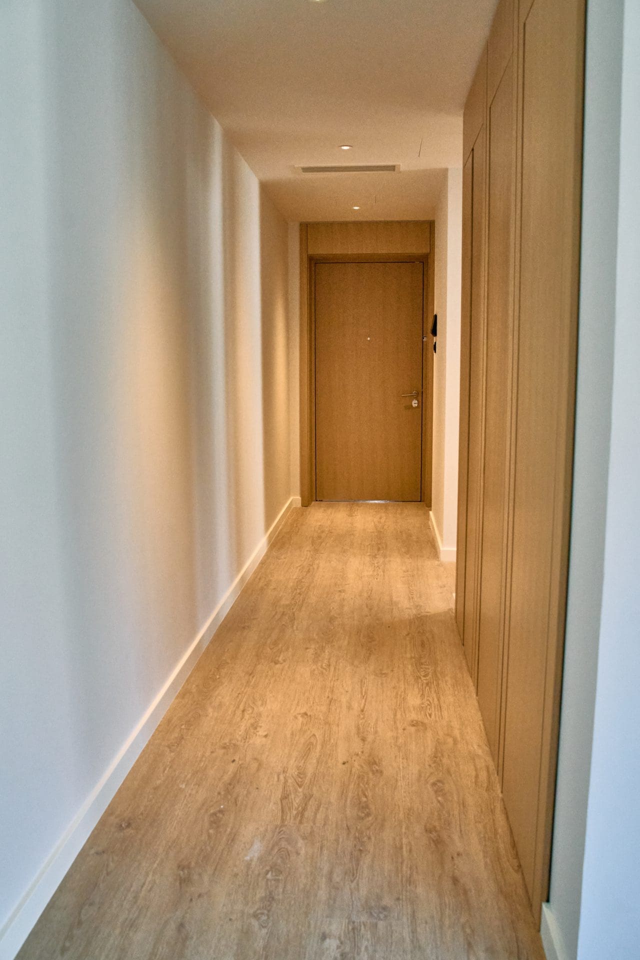 MREproperty (11) Великолепная двухкомнатная квартира в Тивате — Черногория