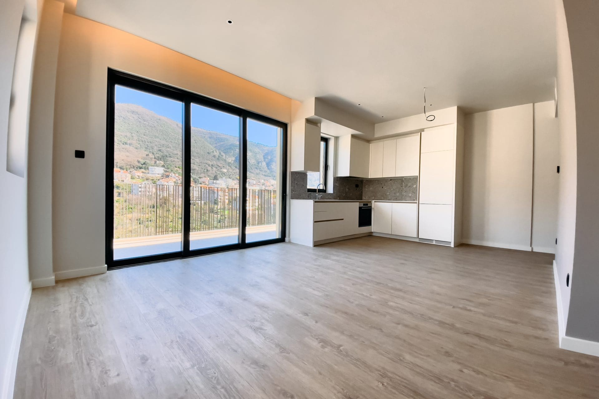 MREproperty (14) Великолепная двухкомнатная квартира в Тивате — Черногория