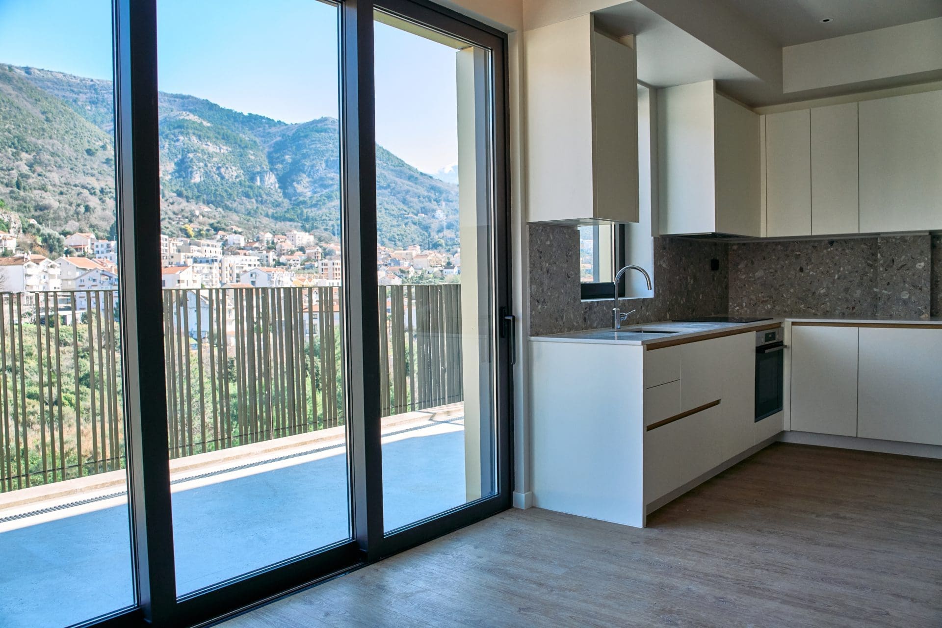 MREproperty (16) Великолепная двухкомнатная квартира в Тивате — Черногория