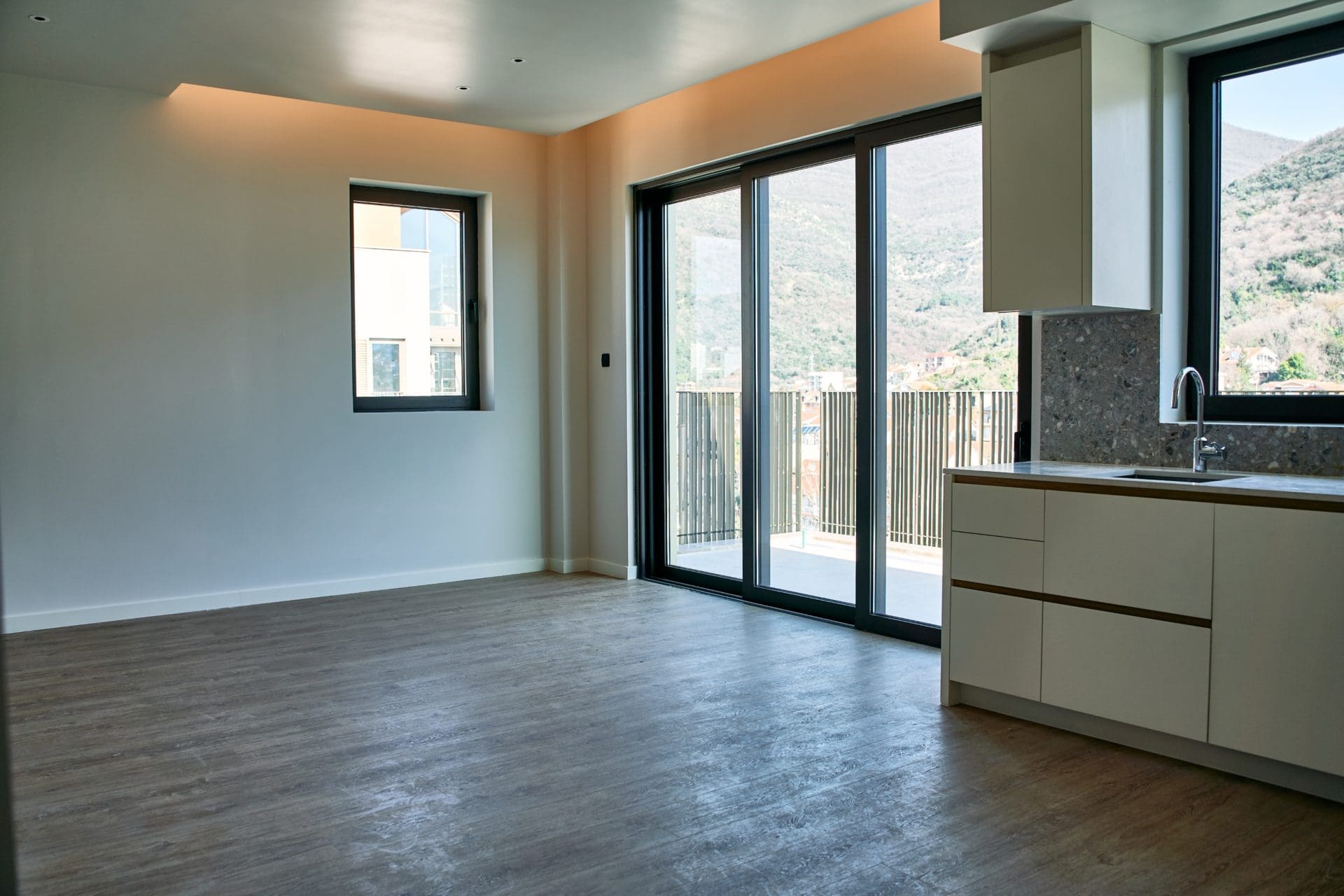 MREproperty (17) Великолепная двухкомнатная квартира в Тивате — Черногория