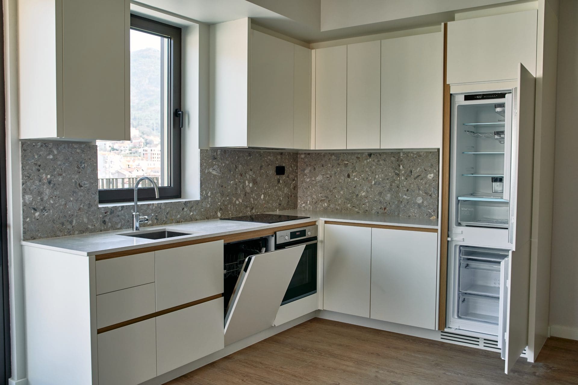 MREproperty (18) Великолепная двухкомнатная квартира в Тивате — Черногория