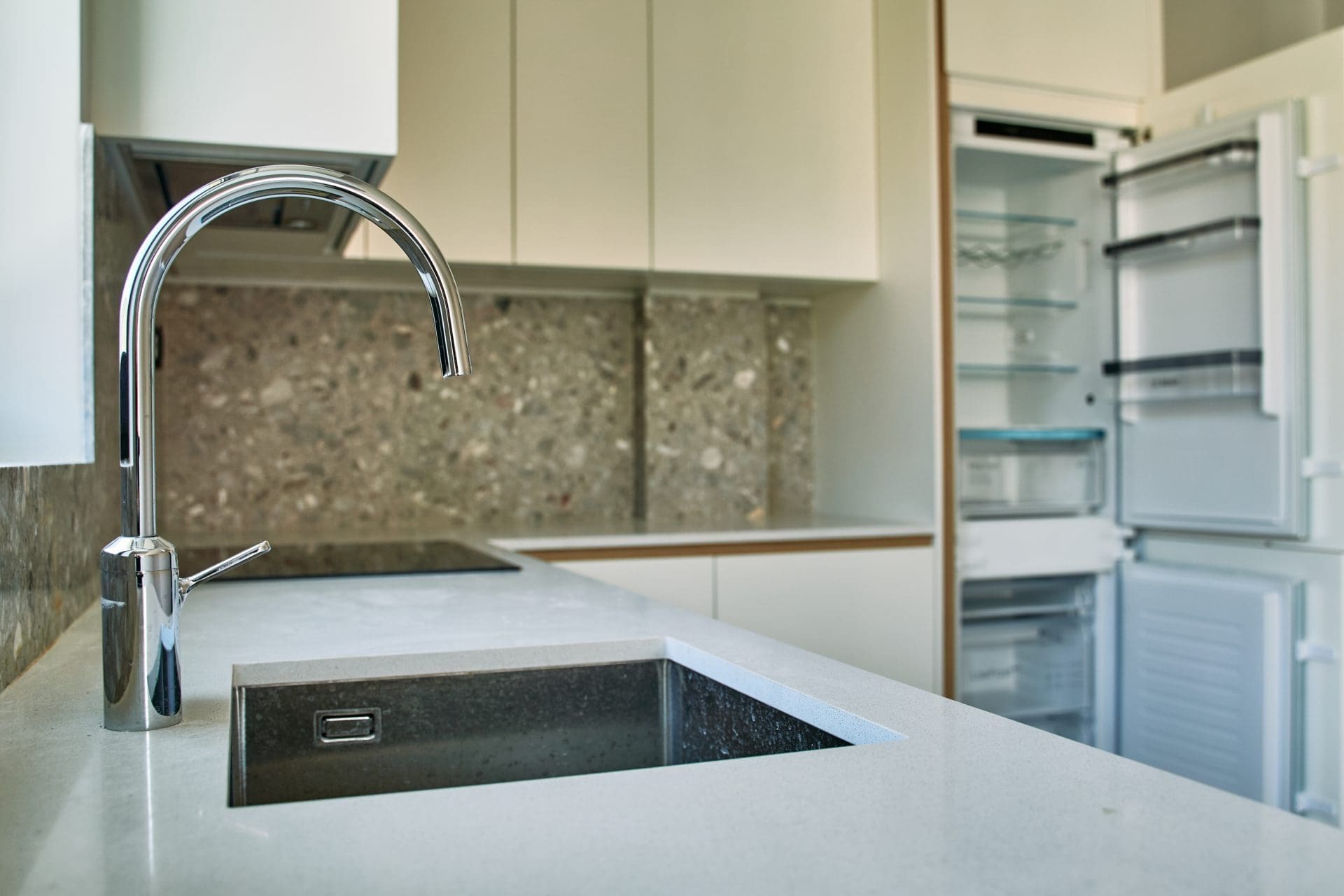 MREproperty (20) Великолепная двухкомнатная квартира в Тивате — Черногория