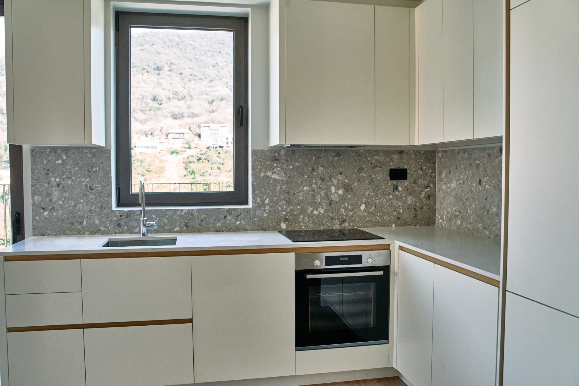 MREproperty (21) Великолепная двухкомнатная квартира в Тивате — Черногория