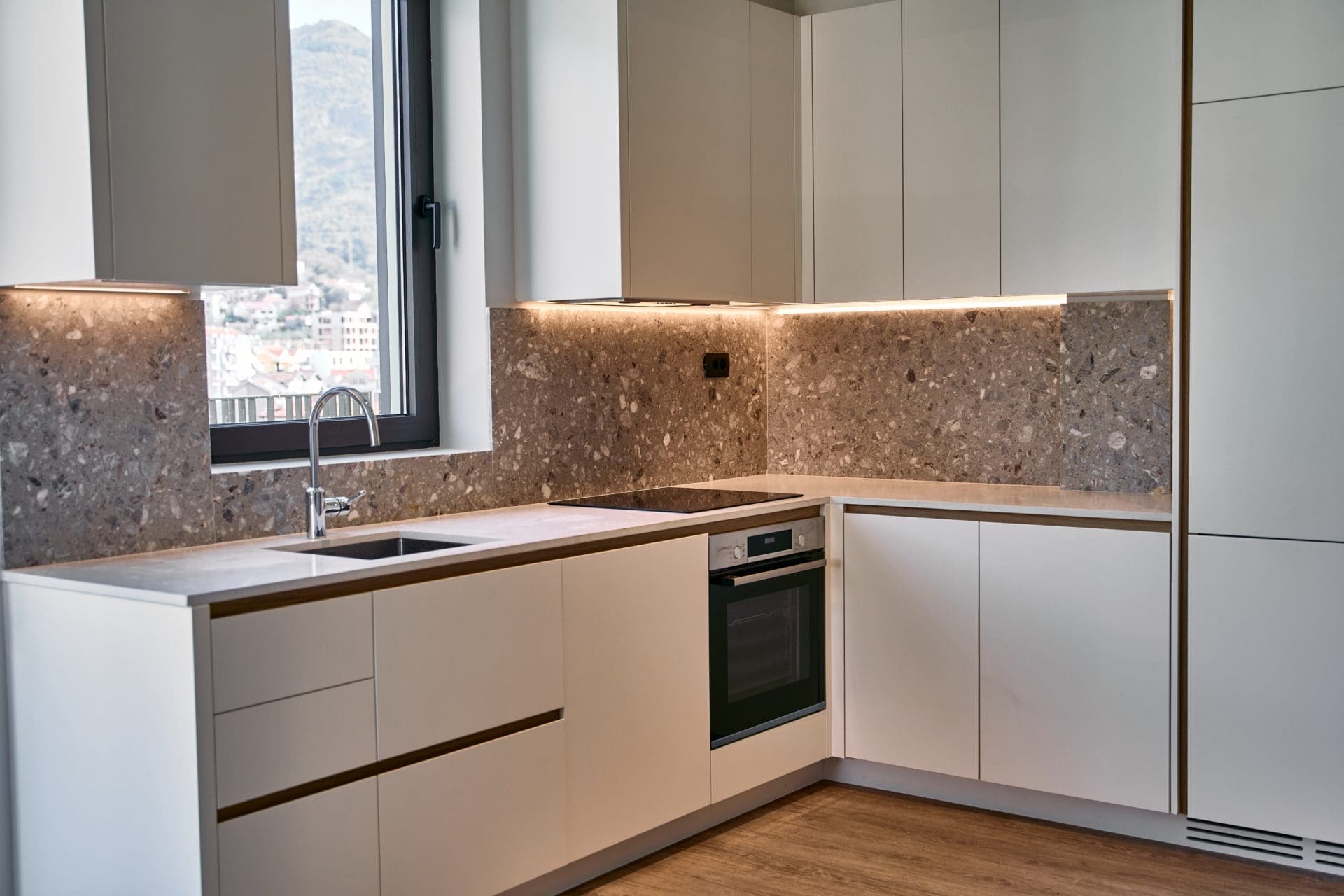 MREproperty (22) Великолепная двухкомнатная квартира в Тивате — Черногория