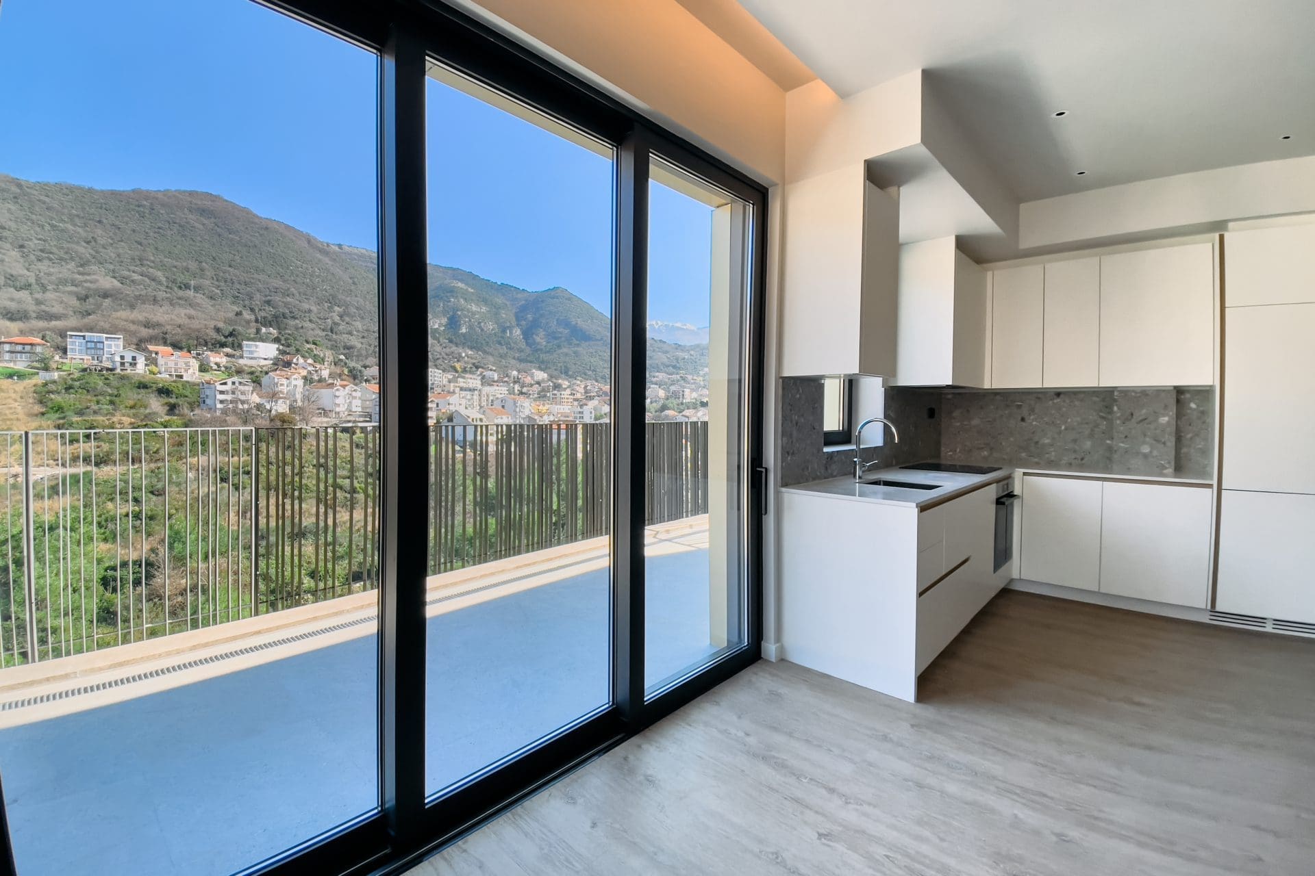 MREproperty (23) Великолепная двухкомнатная квартира в Тивате — Черногория