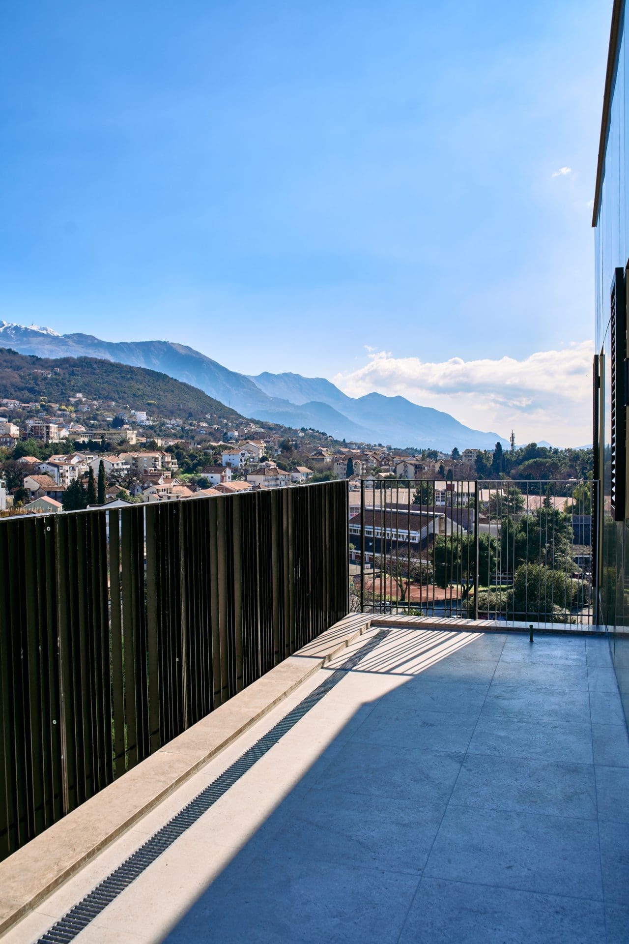 MREproperty (25) Великолепная двухкомнатная квартира в Тивате — Черногория
