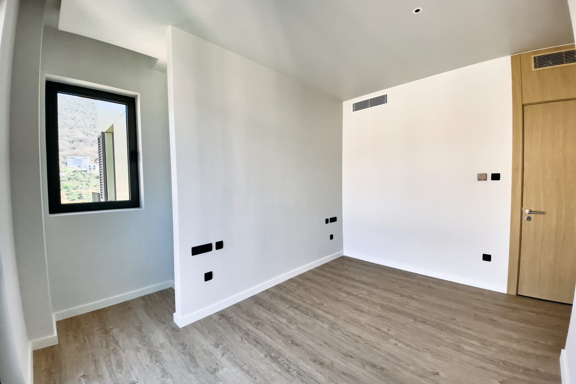 Объект MREproperty (32) Великолепная двухкомнатная квартира в Тивате — Черногория