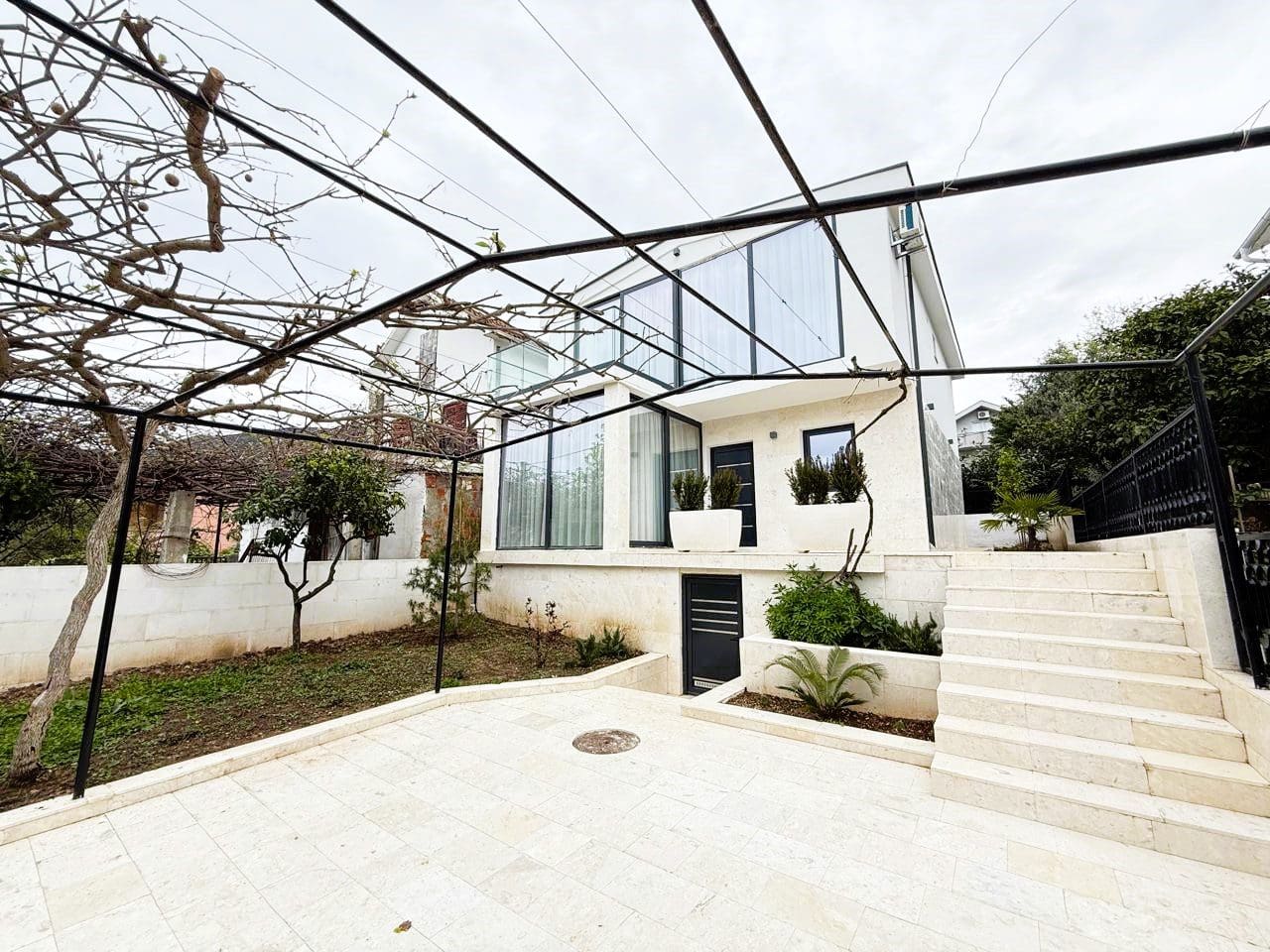 House · Dobra Voda