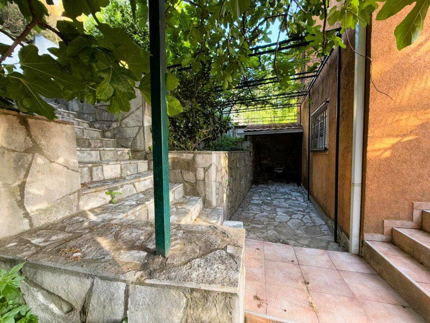 House · Sutomore