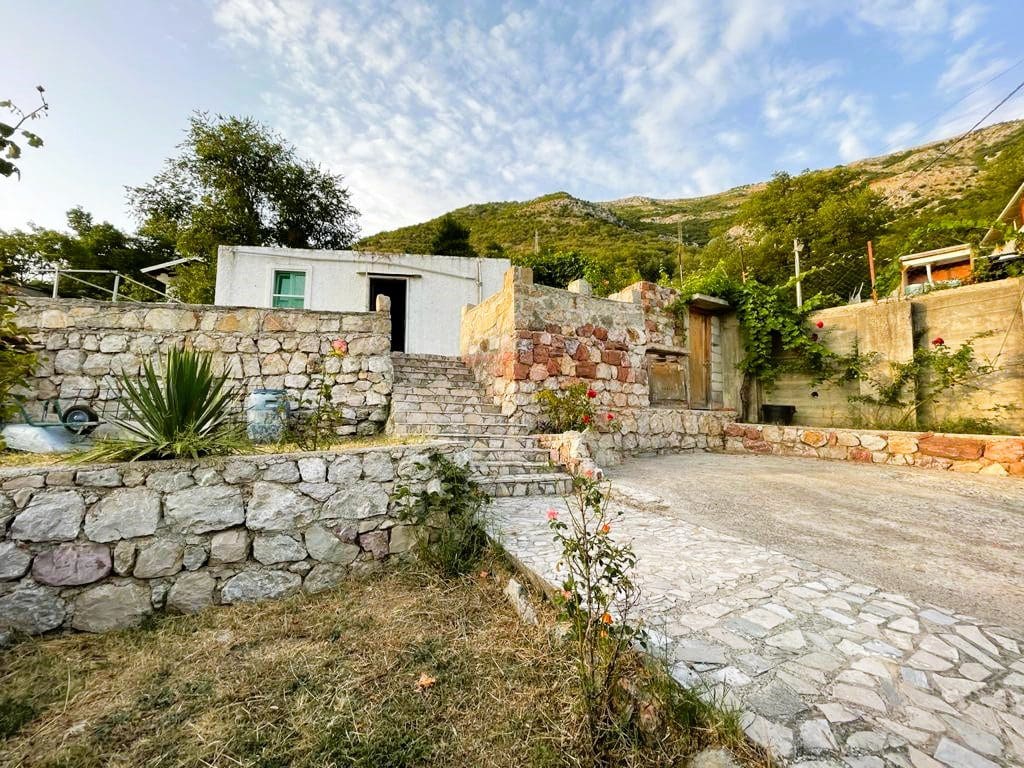House · Sutomore
