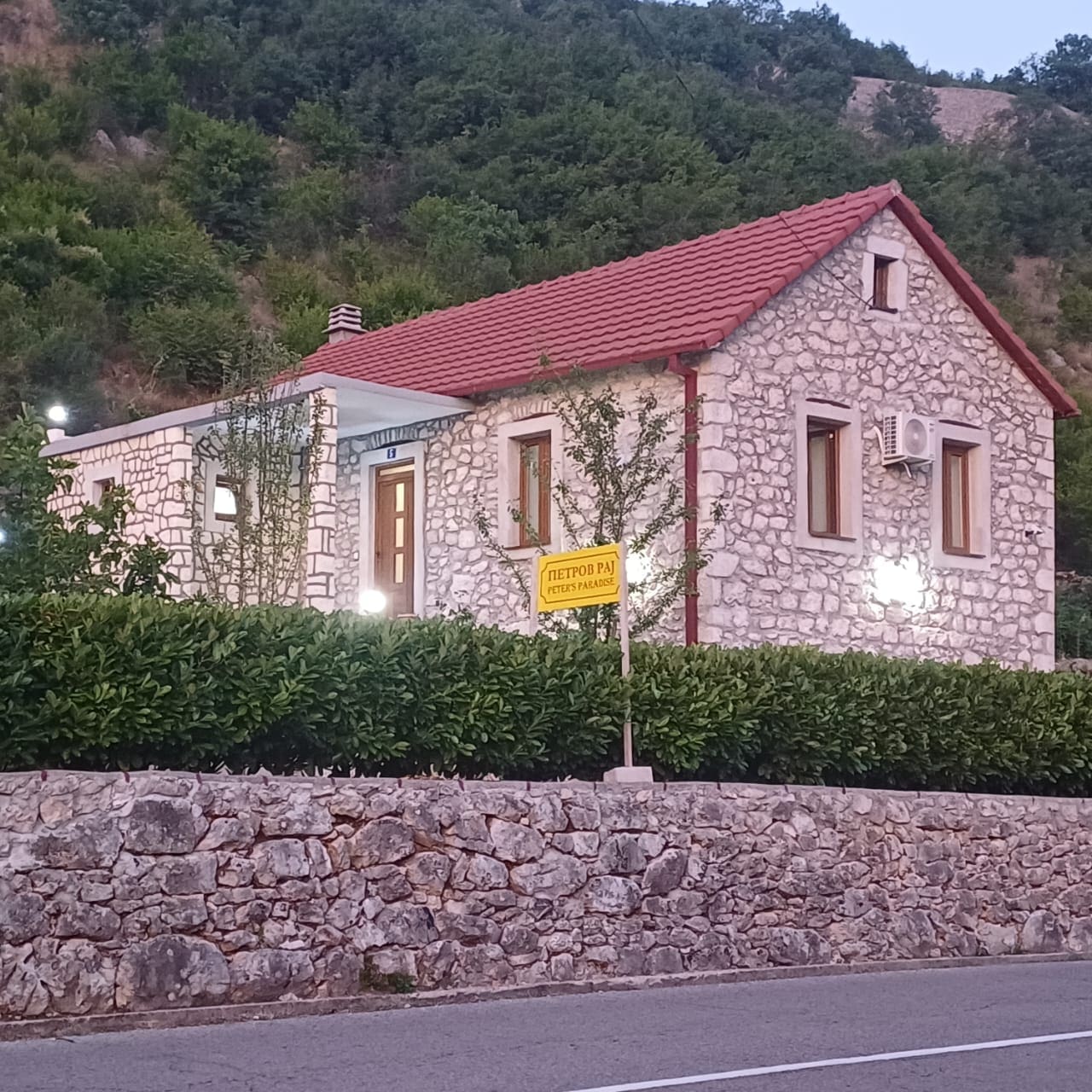 MRE-property Karadağ (1) Danilovgrad yakınlarındaki elit taş ev satılık