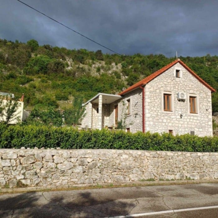 MRE-property Karadağ (10) Danilovgrad yakınlarında satılık seçkin taş ev – Bahçeleri ve güvenlik sistemiyle kültürel bir hazine — Karadağ