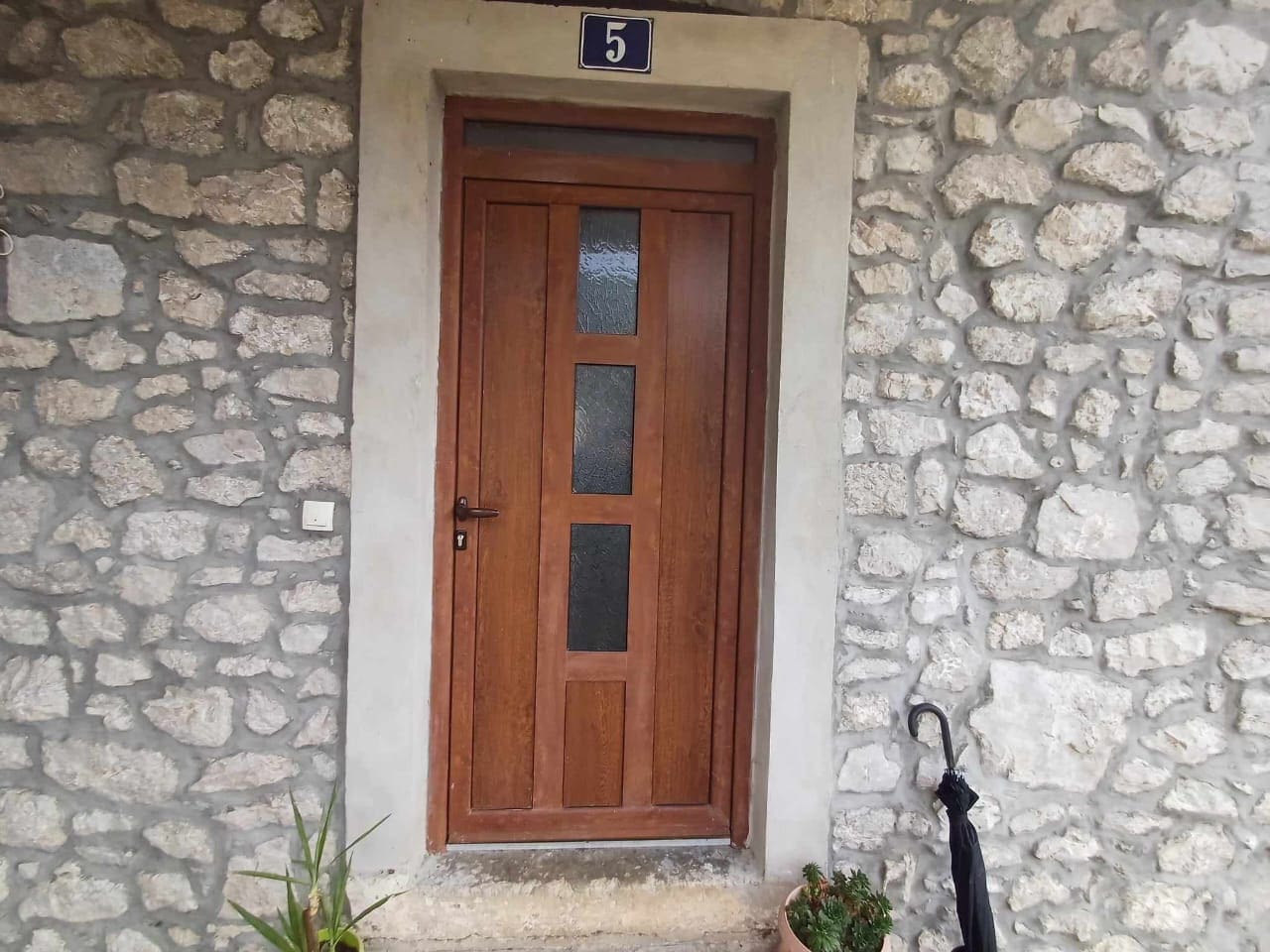 MRE-property Karadağ (17) Danilovgrad yakınlarında satılık seçkin taş ev – Bahçeleri ve güvenlik sistemiyle kültürel bir hazine — Karadağ