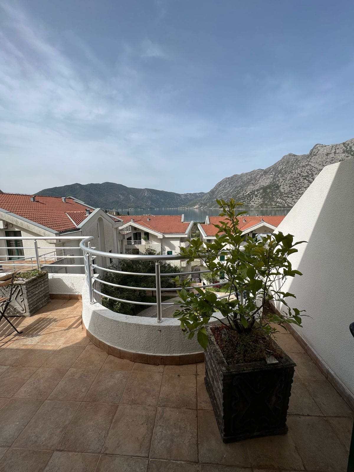 MRE-nekretnina Crna Gora (18) Dvostambeni stan na prodaju u Risnu – 130 m² u kompleksu Roman Gardens — Crna Gora