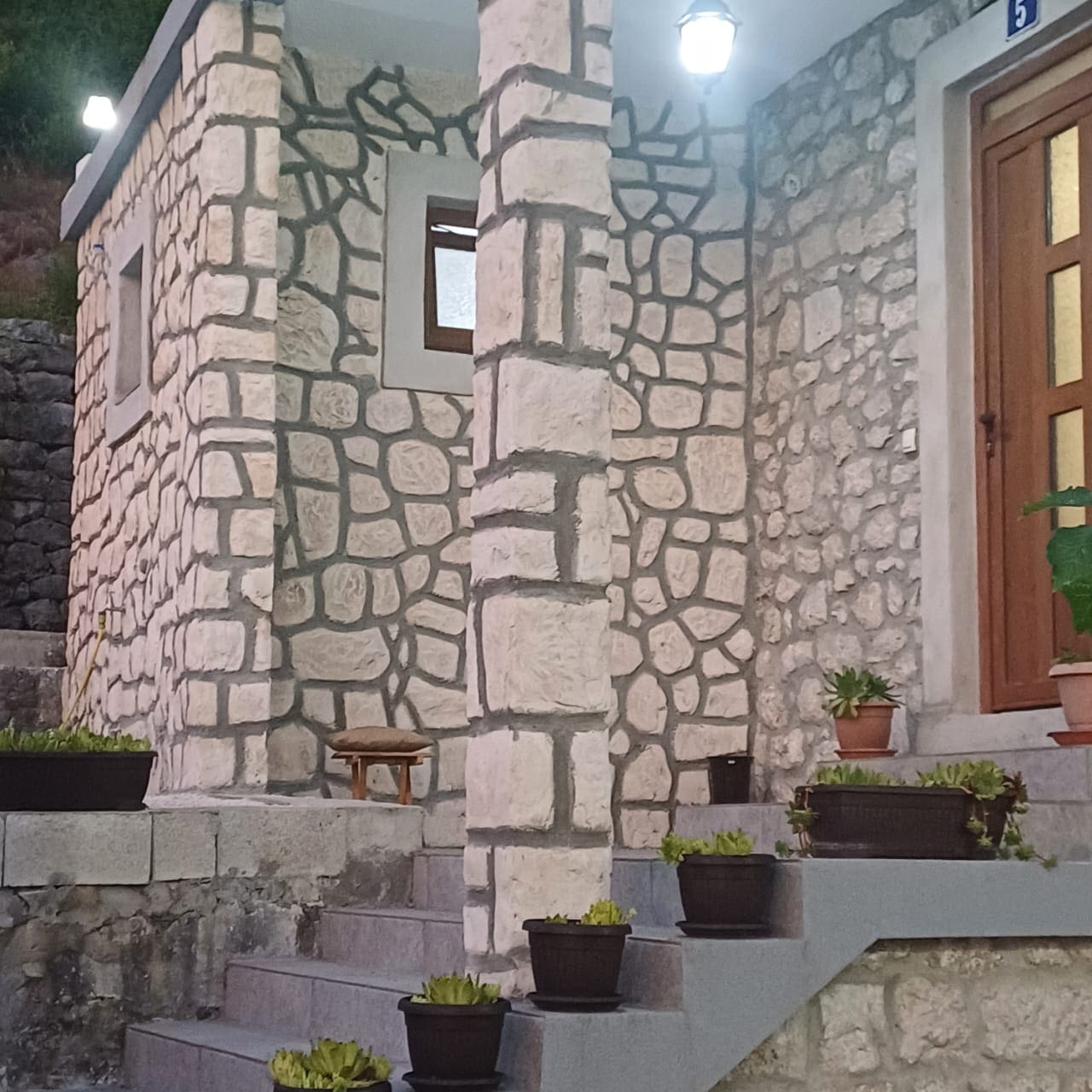 MRE-property Karadağ (2) Danilovgrad yakınlarında satılık seçkin taş ev – Bahçeleri ve güvenlik sistemiyle kültürel bir hazine — Karadağ