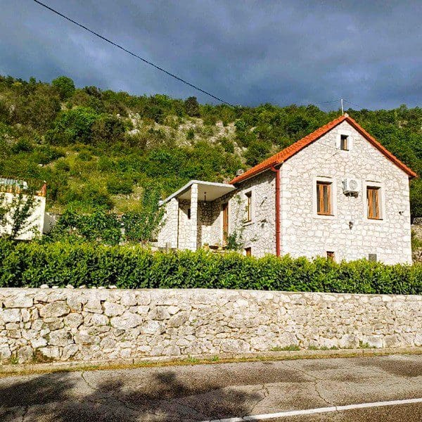 MRE-property Karadağ (21) Danilovgrad yakınlarında satılık seçkin taş ev – Bahçeleri ve güvenlik sistemiyle kültürel bir hazine — Karadağ