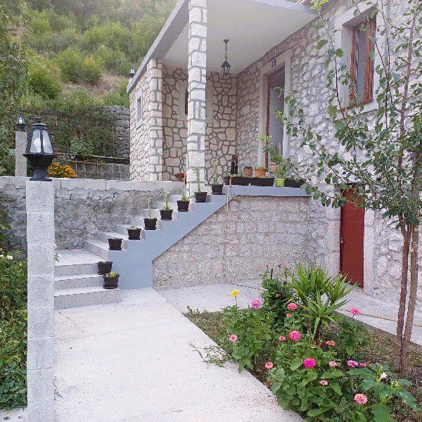 MRE-property Karadağ (23) Danilovgrad yakınlarında satılık seçkin taş ev – Bahçeleri ve güvenlik sistemiyle kültürel bir hazine — Karadağ