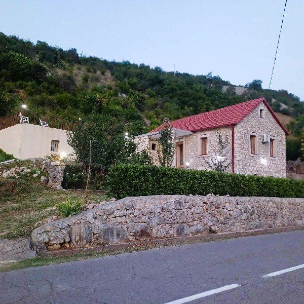 MRE-property Karadağ (24) Danilovgrad yakınlarında satılık seçkin taş ev – Bahçeleri ve güvenlik sistemiyle kültürel bir hazine — Karadağ
