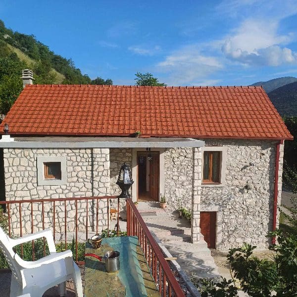 MRE-property Karadağ (25) Danilovgrad yakınlarında satılık seçkin taş ev – Bahçeleri ve güvenlik sistemiyle kültürel bir hazine — Karadağ