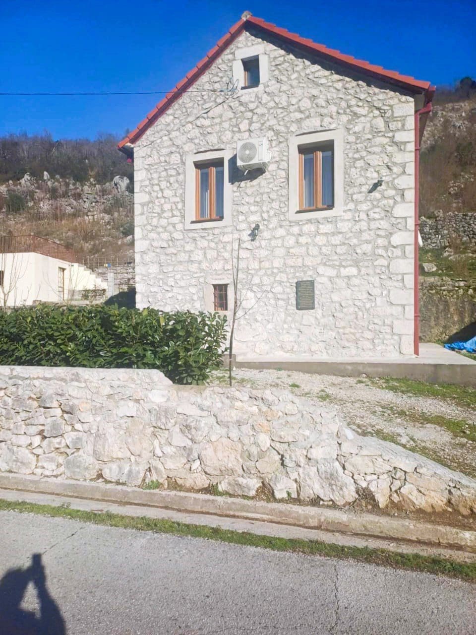 MRE-property Karadağ (26) Danilovgrad yakınlarında satılık seçkin taş ev – Bahçeleri ve güvenlik sistemiyle kültürel bir hazine — Karadağ