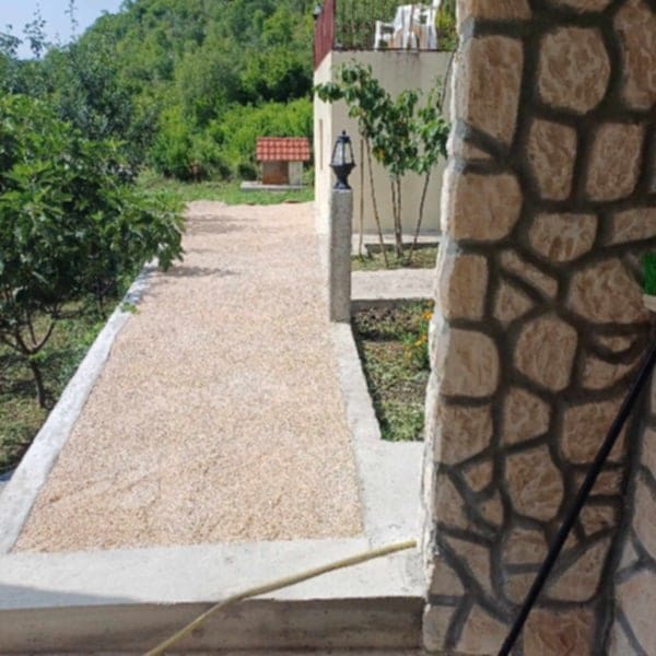 MRE-property Karadağ (27) Danilovgrad yakınlarında satılık seçkin taş ev – Bahçeleri ve güvenlik sistemiyle kültürel bir hazine — Karadağ