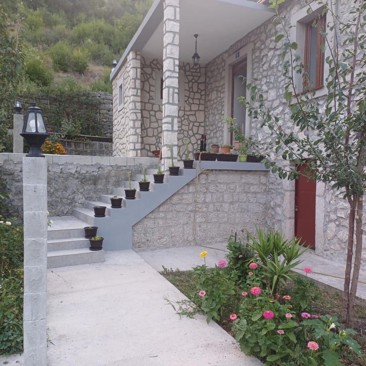 MRE-property Karadağ (28) Danilovgrad yakınlarında satılık seçkin taş ev – Bahçeleri ve güvenlik sistemiyle kültürel bir hazine — Karadağ