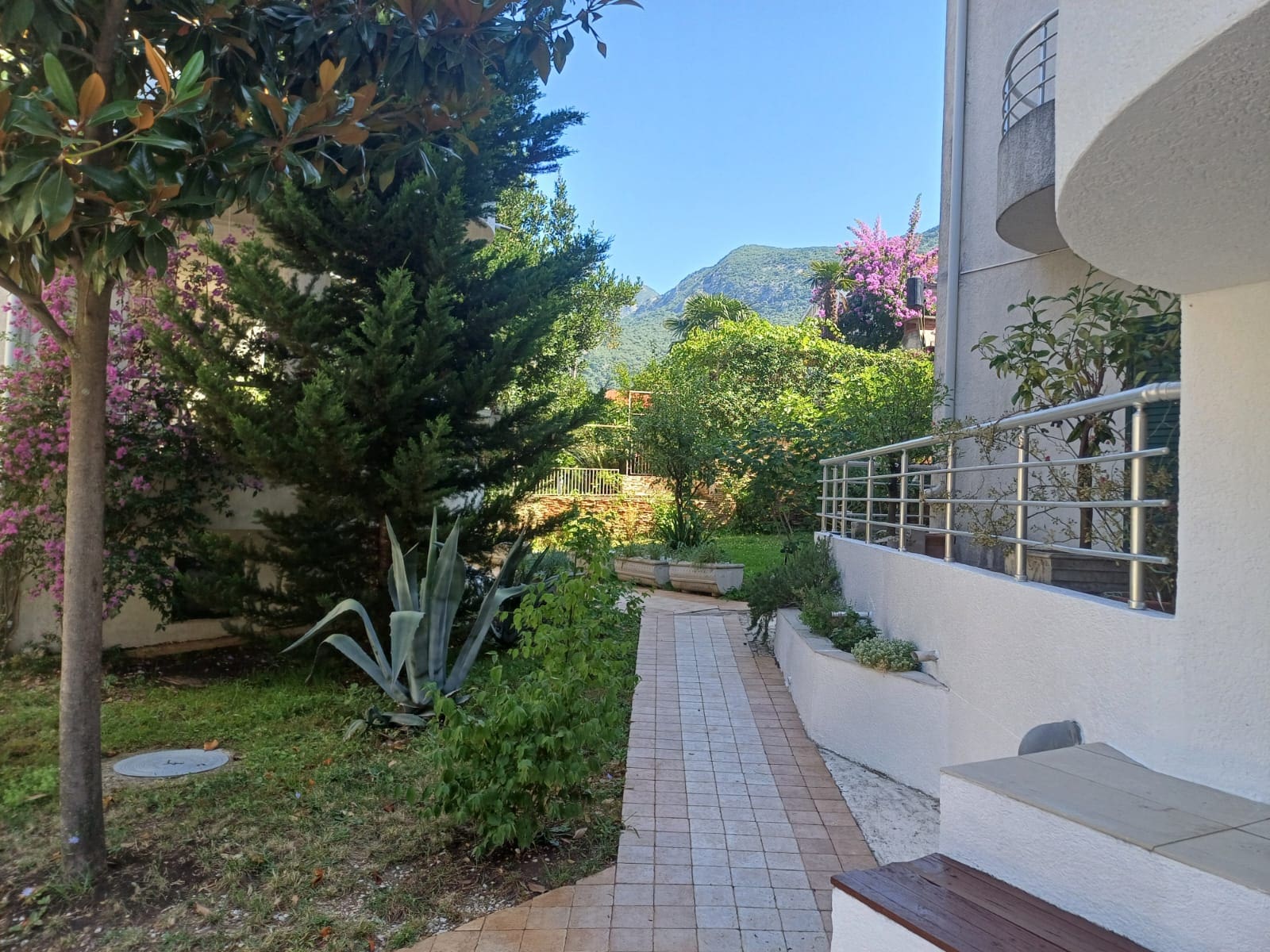 MRE-nekretnina Crna Gora (29) Dvostambeni stan na prodaju u Risnu – 130 m² u kompleksu Roman Gardens — Crna Gora