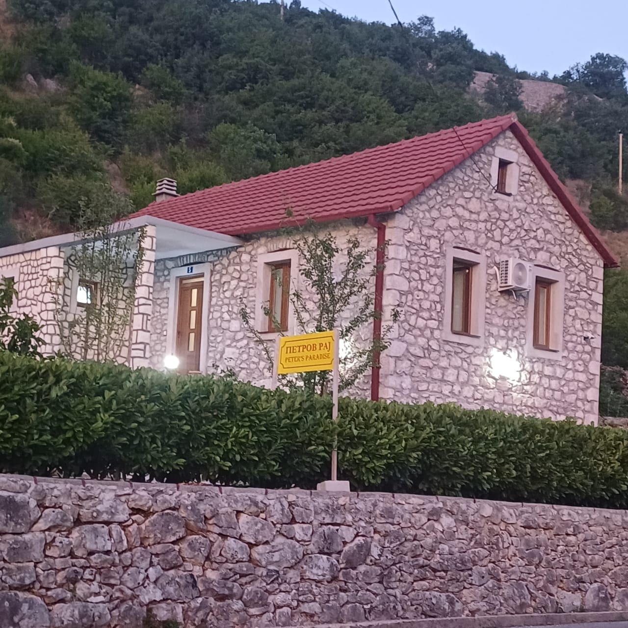 MRE-property Karadağ (29) Danilovgrad yakınlarında satılık seçkin taş ev – Bahçeleri ve güvenlik sistemiyle kültürel bir hazine — Karadağ