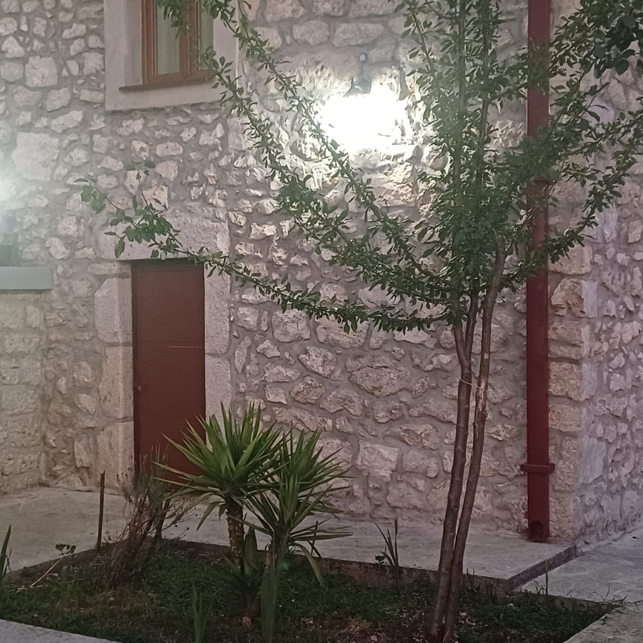 MRE-property Karadağ (3) Danilovgrad yakınlarında satılık seçkin taş ev – Bahçeleri ve güvenlik sistemiyle kültürel bir hazine — Karadağ