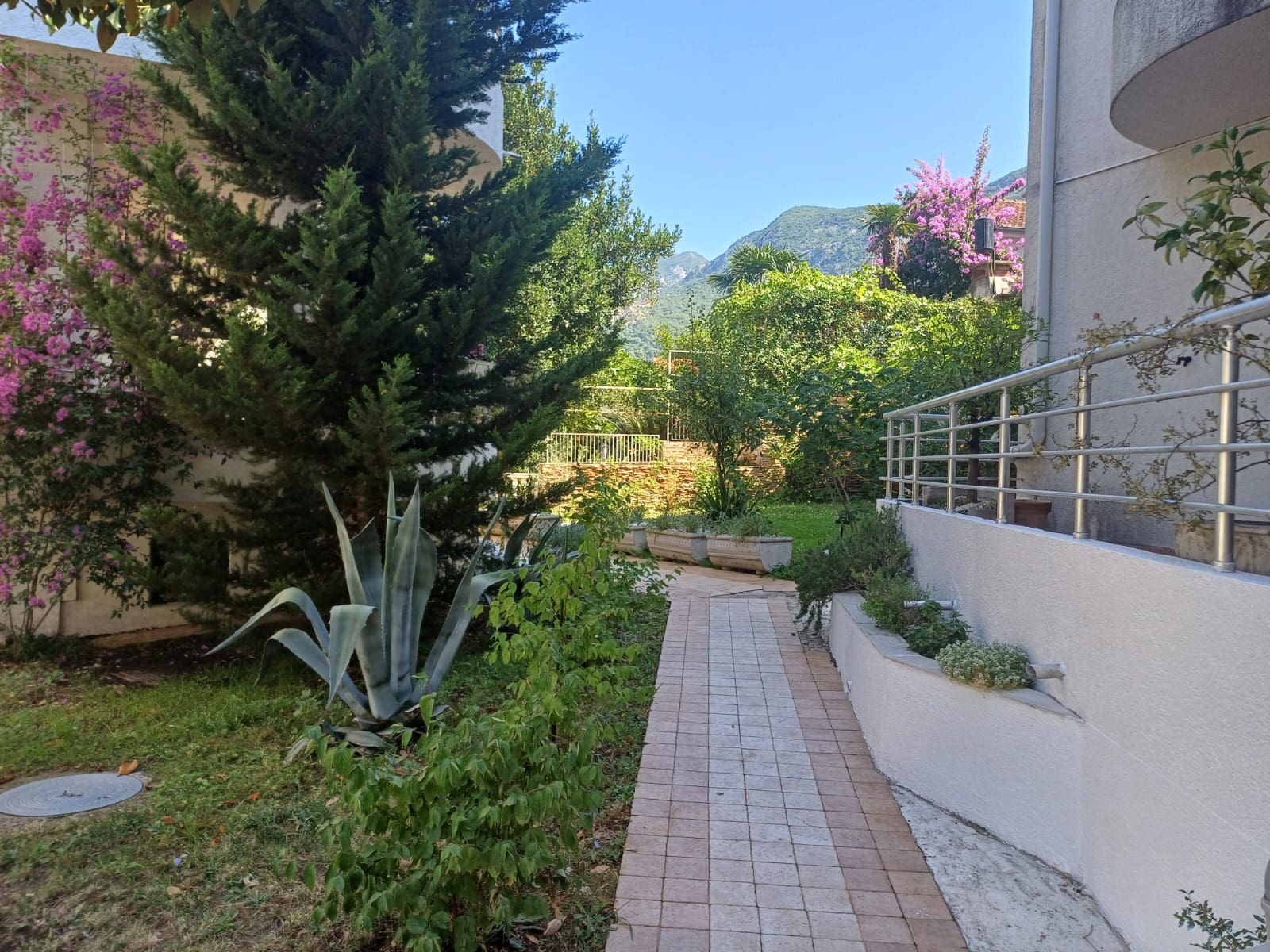 MRE-nekretnina Crna Gora (30) Dvostambeni stan na prodaju u Risnu – 130 m² u kompleksu Roman Gardens — Crna Gora