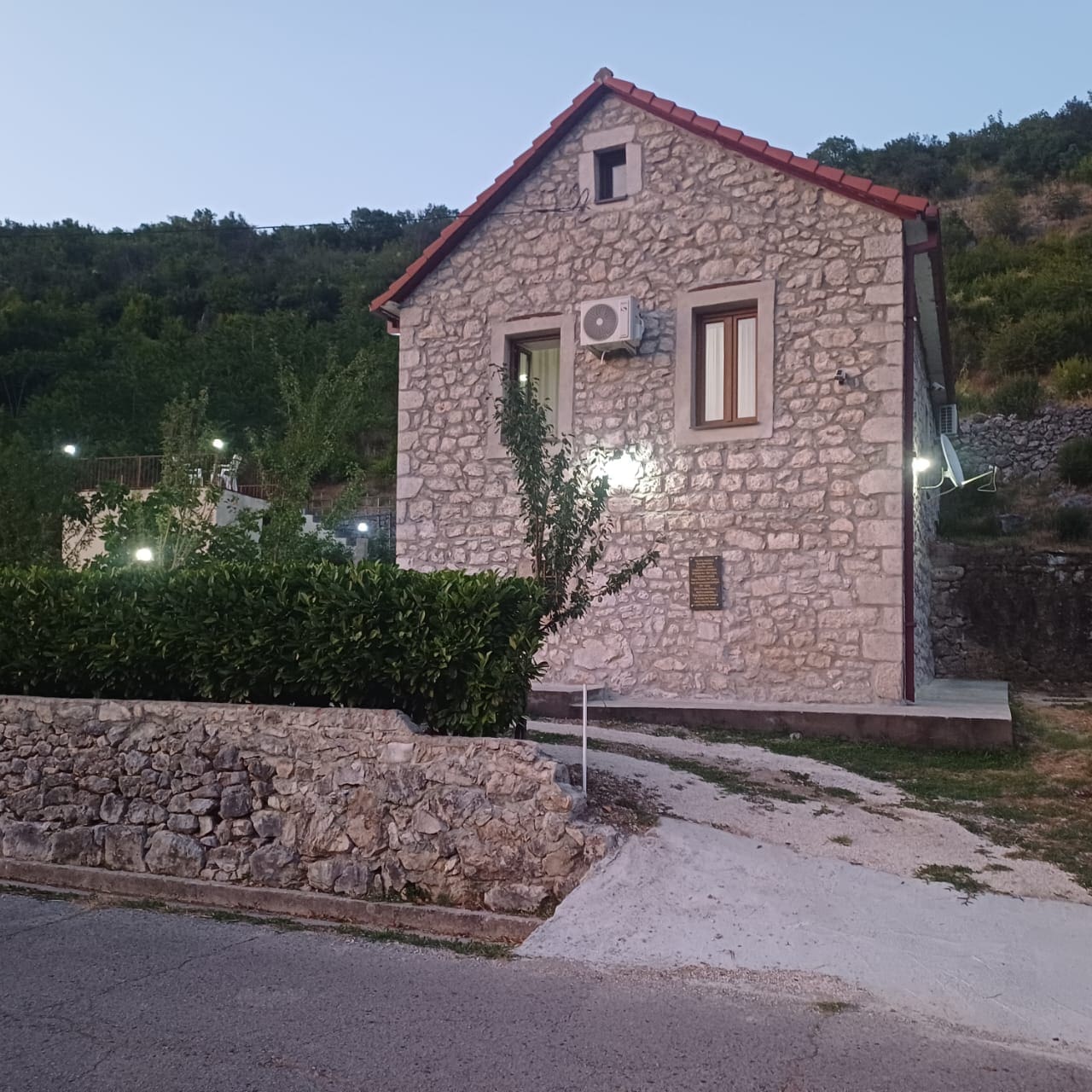 MRE-property Karadağ (30) Danilovgrad yakınlarında satılık seçkin taş ev – Bahçeleri ve güvenlik sistemiyle kültürel bir hazine — Karadağ