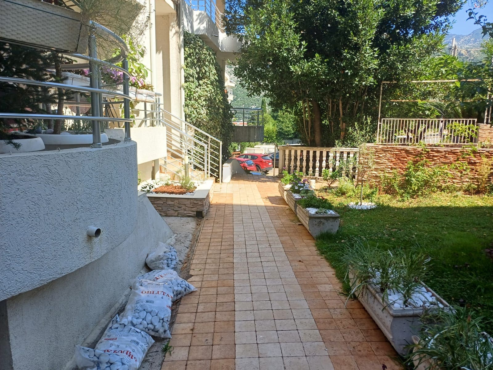 MRE-nekretnina Crna Gora (33) Dvostambeni stan na prodaju u Risnu – 130 m² u kompleksu Roman Gardens — Crna Gora