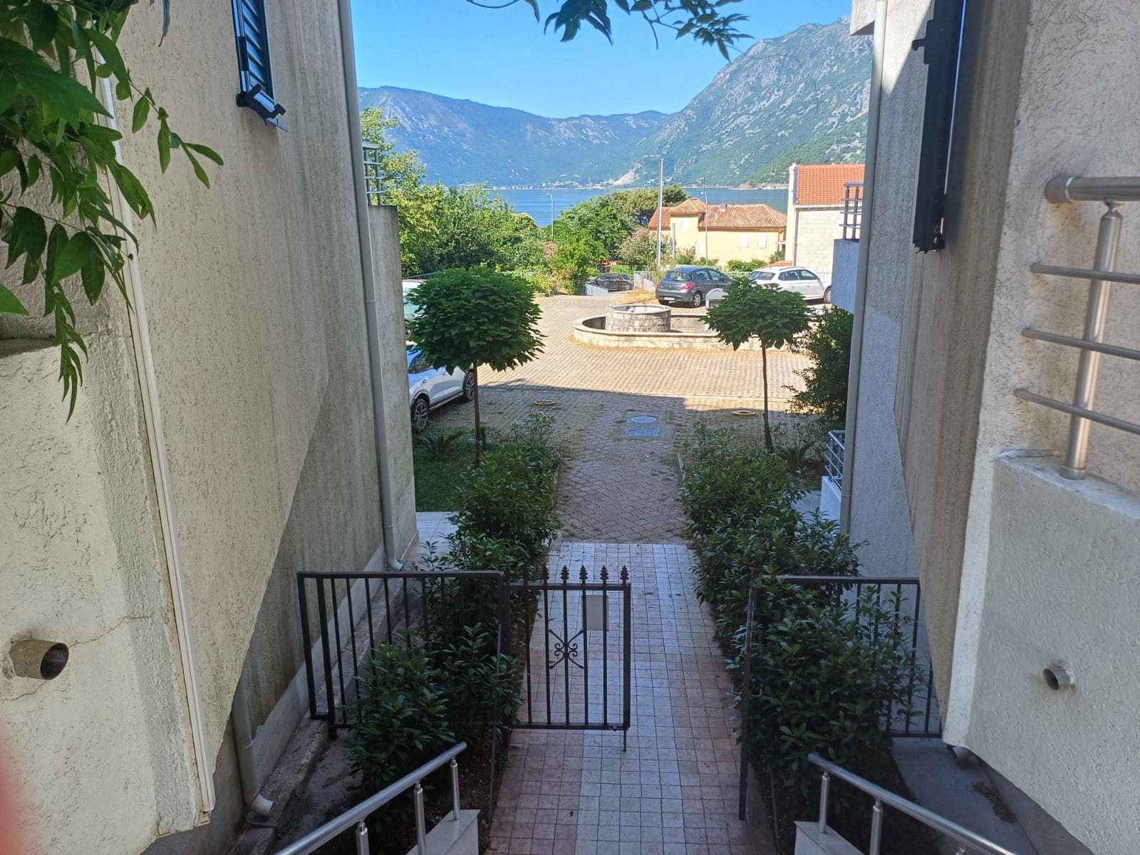MRE-nekretnina Crna Gora (35) Dvostambeni stan na prodaju u Risnu – 130 m² u kompleksu Roman Gardens — Crna Gora