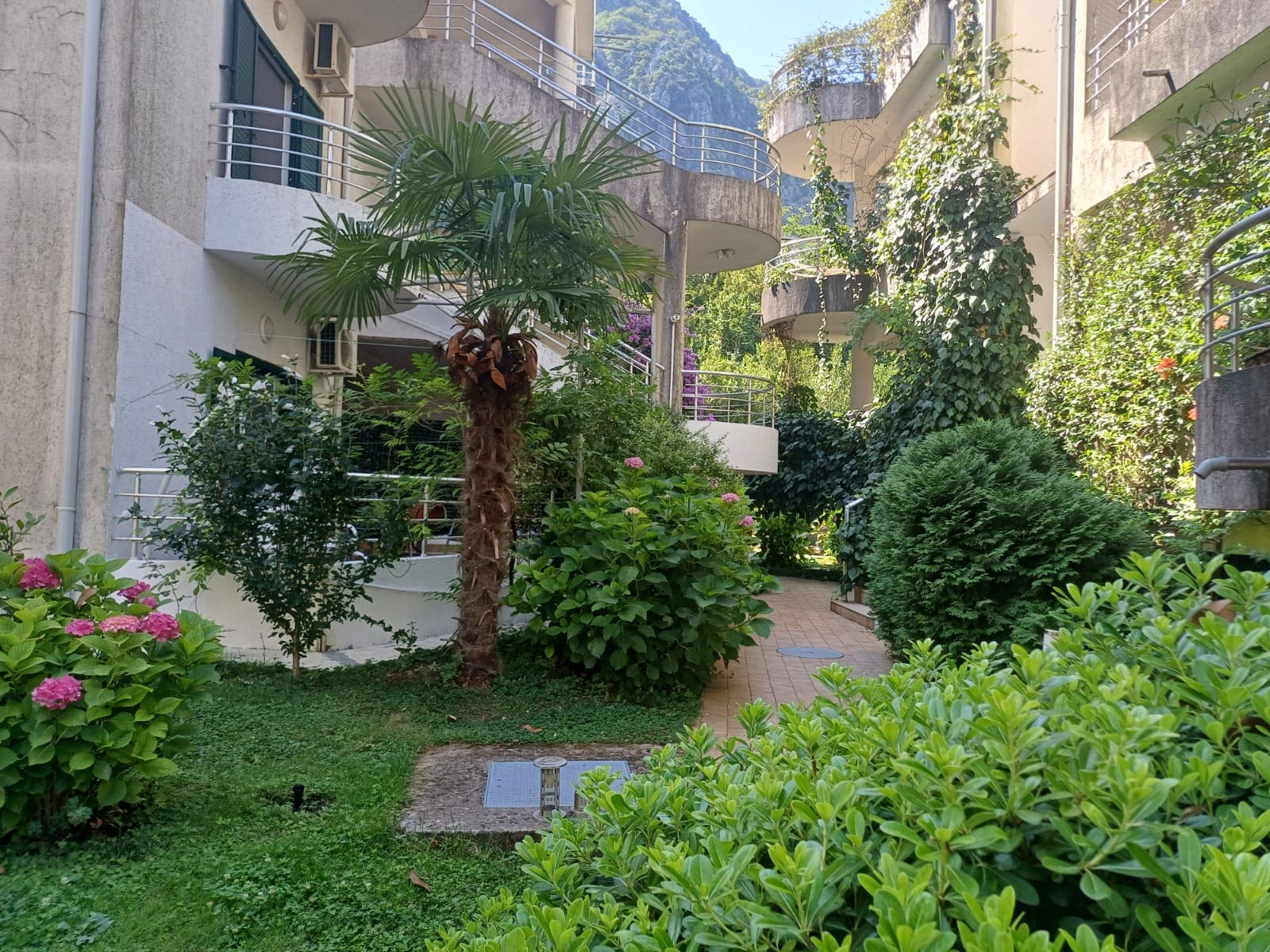 MRE-nekretnina Crna Gora (36) Dvostambeni stan na prodaju u Risnu – 130 m² u kompleksu Roman Gardens — Crna Gora
