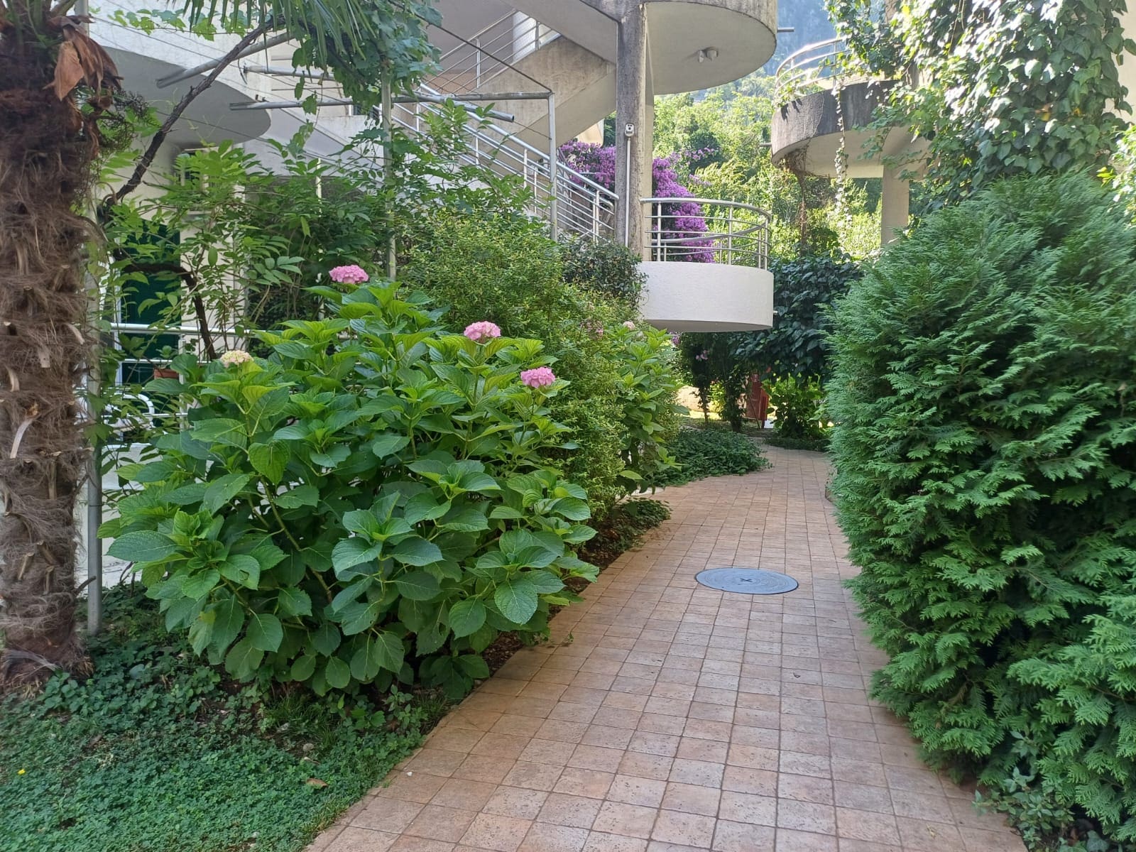 MRE-nekretnina Crna Gora (37) Dvostambeni stan na prodaju u Risnu – 130 m² u kompleksu Roman Gardens — Crna Gora