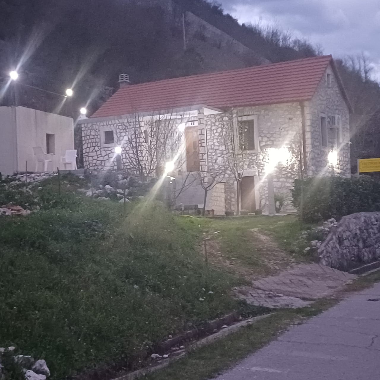 MRE-property Karadağ (4) Danilovgrad yakınlarında satılık seçkin taş ev – Bahçeleri ve güvenlik sistemiyle kültürel bir hazine — Karadağ