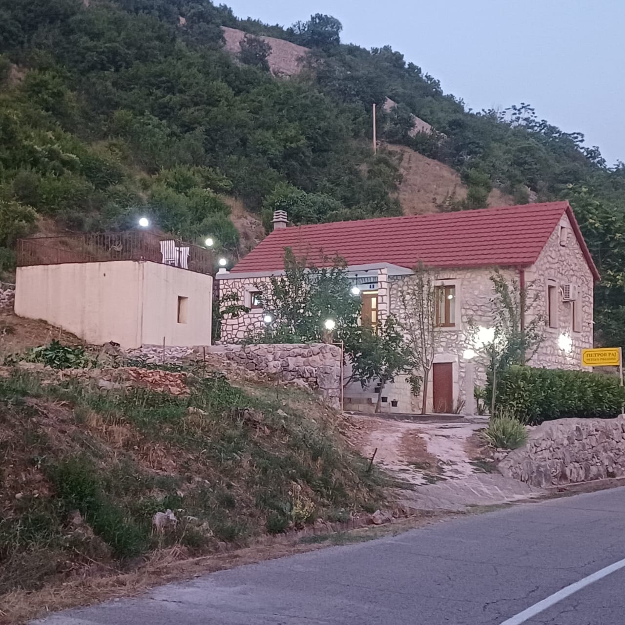 MRE-property Karadağ (5) Danilovgrad yakınlarında satılık seçkin taş ev – Bahçeleri ve güvenlik sistemiyle kültürel bir hazine — Karadağ
